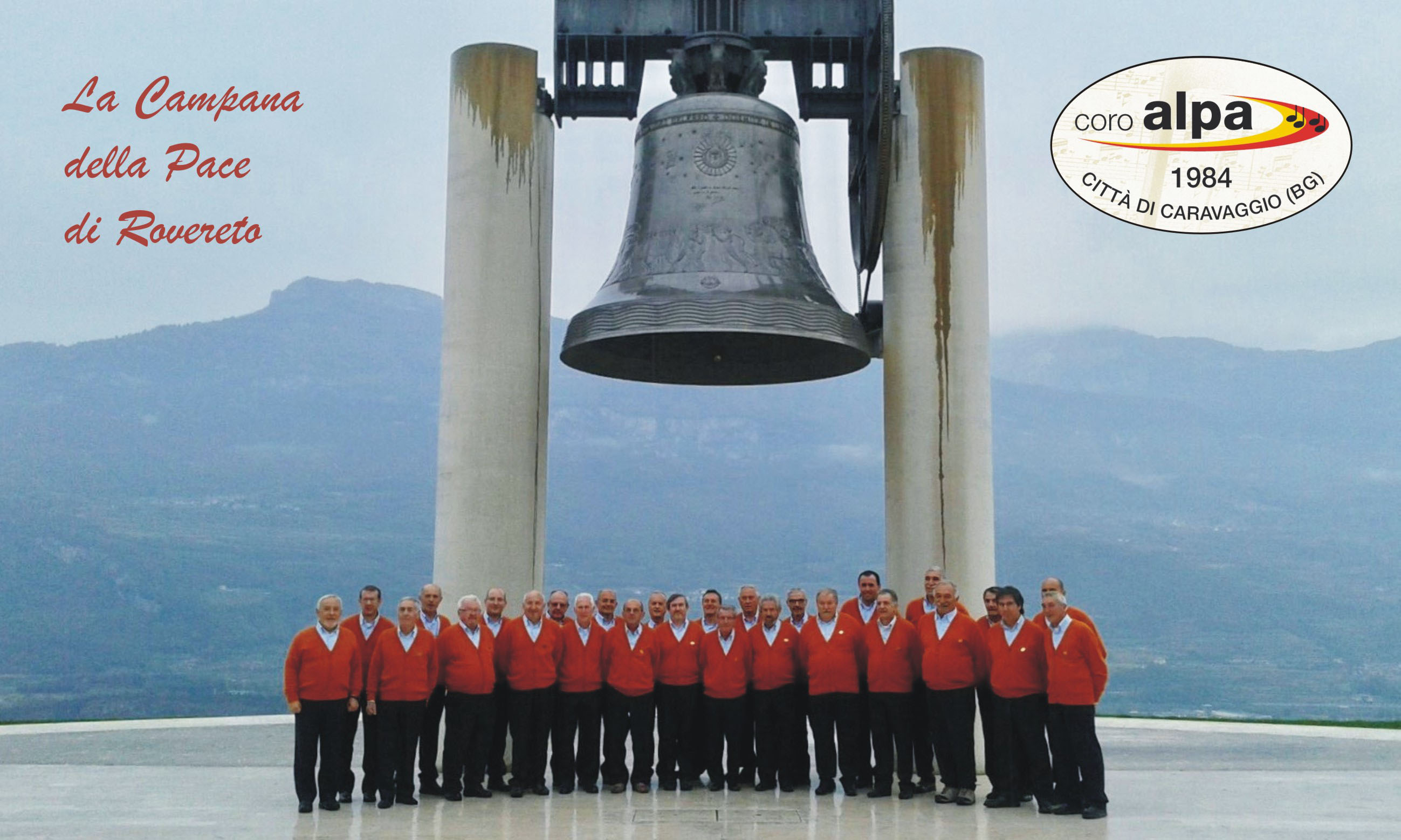 Il coro ALPA in posa davanti alla Campana della Pace di Rovereto (TN)